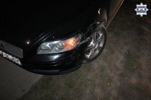 na zdjęciu pojazd z uszkodzeniami