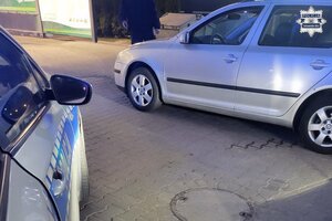 na zdjęciu fragment radiowozu i samochodu osobowego