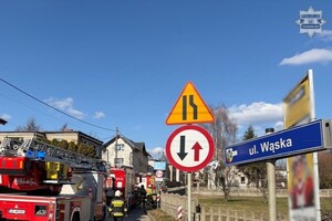 na zdjęciu wozy strażacki przy posesjach na ulicy