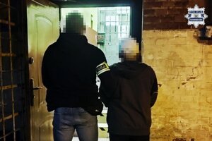 na zdjęciu policjant z zatrzymanym