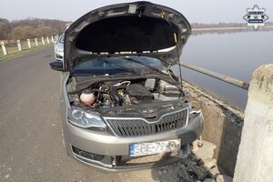 na zdjęciu samochód osobowy przy betonowej barierce