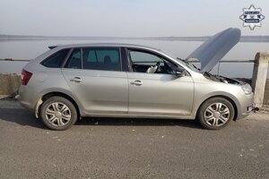 na zdjęciu samochód osobowy przy betonowej barierce