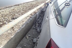 na zdjęciu samochód osobowy przy betonowej barierce