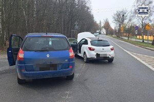 na zdjęciu uszkodzone pojazdy na jezdni