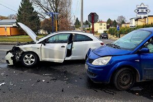 na zdjęciu uszkodzone pojazdy na jezdni