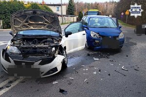 na zdjęciu uszkodzone pojazdy na jezdni