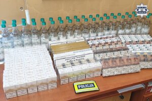 na zdjęciu nielegalny alkohol i papierosy na stole