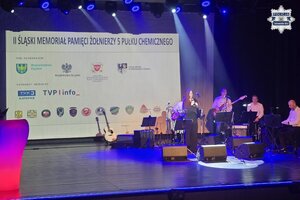 na zdjęciu scena, na której stoi zespół muzyczny