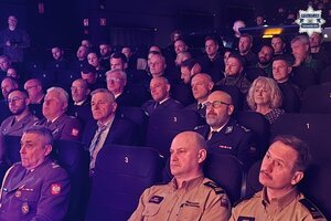 na zdjęciu osoby na widowni