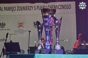 na zdjęciu puchary na stoliku na scenie