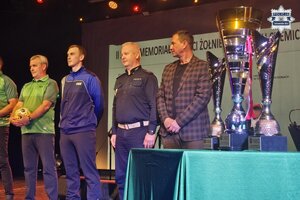 na zdjęciu osoby i policjant na scenie