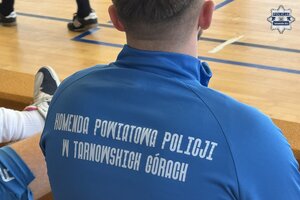 na zdjęciu osoba w bluzie sportowej z napisem komenda powiatowa policji w tarnowskich górach