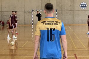 na zdjęciu piłkarz w stroju sportowym z napisem komenda powiatowa policji w tarnowskich górach