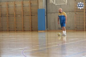 na zdjęciu piłkarz na boisku