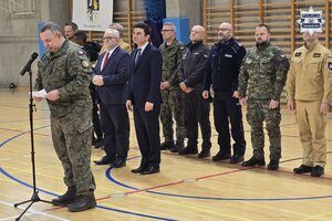 na zdjęciu przedstawiciele służb i samorządów na hali sportowej