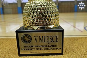 na zdjęciu fragment pucharu z napisami