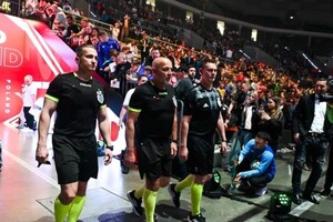 na zdjęciu trójka sędziowska w trakcie wychodzenia na boisko