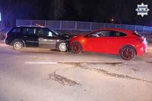 na zdjęciu dwa rozbite samochody osobowe na jezdni