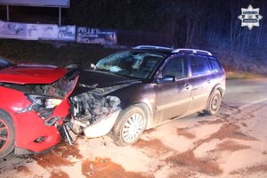 na zdjęciu dwa rozbite samochody osobowe na jezdni