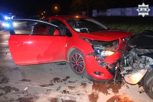 na zdjęciu dwa rozbite samochody osobowe na jezdni