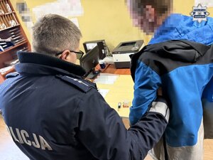 na zdjęciu policjant z zatrzymanym