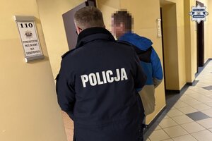 na zdjęciu policjant z zatrzymanym