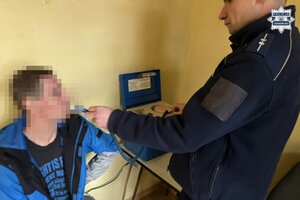 na zdjęciu policjant z zatrzymanym