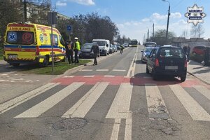 na zdjęciu samochód na jezdni, przed nim radiowóz, obok karetka pogotowia i inne osoby