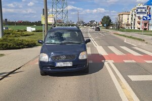 na zdjęciu samochody, karetka pogotowia, radiowóz i inne osoby w obrębie drogi