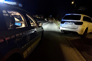 na zdjęciu samochód osobowy i radiowóz policyjny