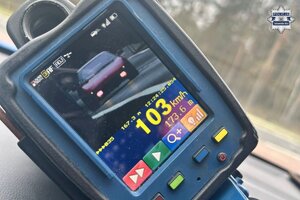 na zdjęciu miernik prędkość, gdzie widać samochód i prędkość 103 kilometry na godzinę