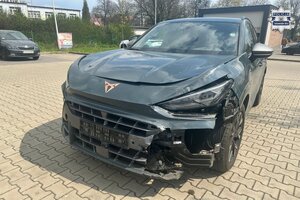 na zdjęciu pojazd z uszkodzeniami