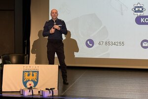 na zdjęciu policjant na scenie