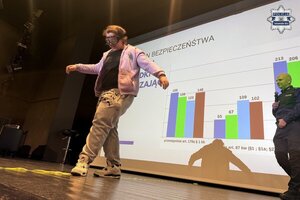 na zdjęciu osoba z policjantem na scenie
