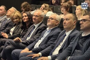 na zdjęciu goście na widowni