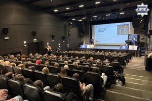 na zdjęciu widoczna sala widowiskowa gdzie na widowni siedzą uczniowie
