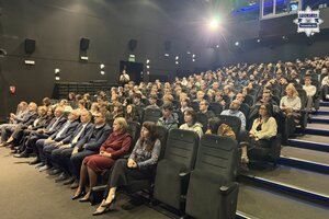na zdjęciu widoczna sala widowiskowa gdzie na widowni siedzą uczniowie