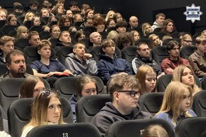 na zdjęciu widoczna sala widowiskowa gdzie na widowni siedzą uczniowie
