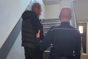 na zdjęciu policjant z zatrzymanym