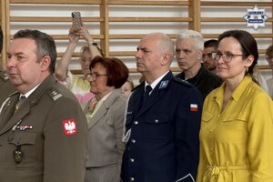 na zdjęciu osoby na widowni wśród których jest policjant