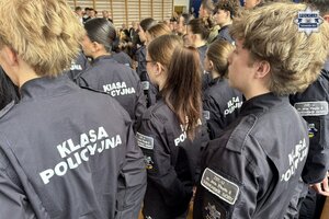 na zdjęciu uczniowie w mundurach z napisem klasa policyjna