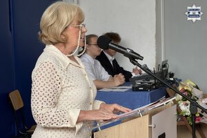 na zdjęciu dyrektor szkoły przy mównicy