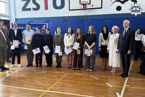 grupowe zdjęcie nagrodzonych uczniów
