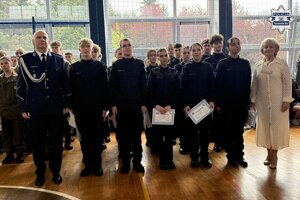 na zdjęciu grupowe zdjęcie uczniów klasy policyjnej z panią dyrektor i policjantem