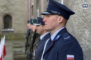 na zdjęciu policjant w trakcie warty honorowej