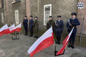 na zdjęciu policjanci, funkcjonariusze służby więziennej i żołnierze w trakcie warty honorowej po pamiątkową tablicą