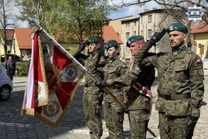 na zdjęciu poczet sztandarowy składający się z żołnierzy