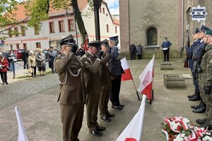 na zdjęciu mundurowi w trakcie oddawania honoru przed pamiątkową tablicą