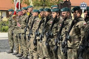 na zdjęciu żołnierze w dwuszeregu