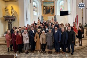 grupowe zdjęcie uczestników uroczystości